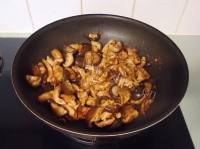爱上冬菇鸡丝煮辣豆腐做法图解5)