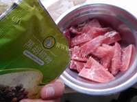 美味的香辣牙签肉做法图解4)
