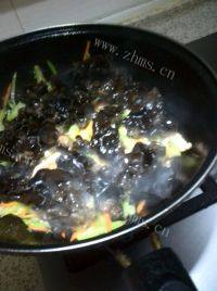 家常菜芹菜木耳炒肉做法图解6)