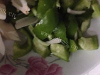 家常菜辣椒炒莲藕做法图解1)