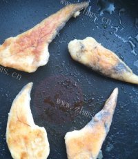 美味的香辣豆豉煎鱼籽做法图解6)