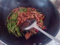 香喷喷的蒜苔炒肉做法图解13)