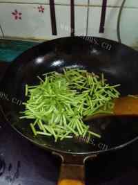 美味的芦蒿炒肉做法图解6)