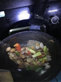 营养丰富的爆炒花甲做法图解5)
