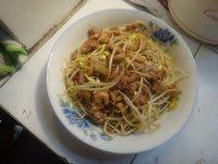 家常菜五花肉炒黄豆芽