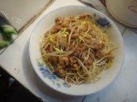 家常菜五花肉炒黄豆芽