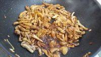 家常菜蒜苔炒肉做法图解6)
