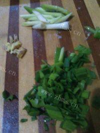 家常菜茭白炒肉做法图解2)