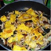 鸡蛋炒香菇做法图解7)