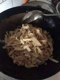 家常菜韭菜炒干豆腐做法图解5)