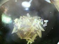 色泽光亮的茭白炒肉片做法图解4)