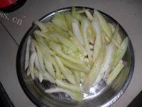 超级好吃的芹菜炒肉做法图解1)