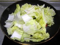 特色的酸辣白菜炒银杏做法图解5)