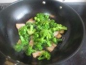 家常菜西兰花炒咸肉