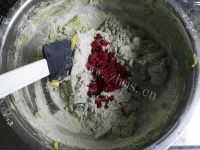 食欲满满的抹茶蔓越莓饼干做法图解9)