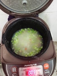 美味的芹菜瘦肉粥做法图解3)