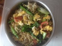 美味的鸡蛋火腿炒面