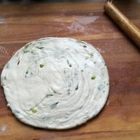 自制椒盐葱花饼做法图解8)