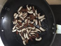 色泽鲜亮的香菇炒鸡蛋做法图解1)