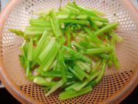 家常香干炒芹菜做法图解4)