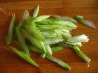 润滑的芹菜炒豆干做法图解3)