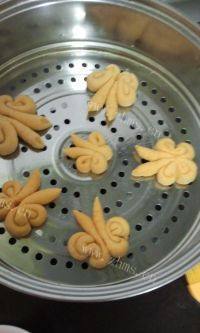 自制南瓜蝴蝶卷做法图解11)
