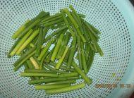 居家肉炒蒜苔做法图解1)