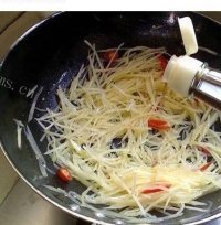 唇齿留香的酸辣土豆丝做法图解6)