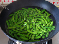 美味的香辣沙茶酱毛豆做法图解4)