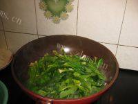 家常菜拌菠菜做法图解2)