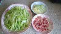 家常菜芹菜炒肉丝做法图解1)