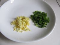 饺子皮版油泼面做法图解2)