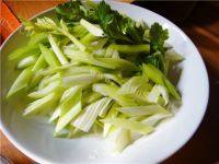营养丰富的腊肉炒芹菜做法图解2)