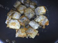 香气浓郁的香煎带鱼做法图解3)