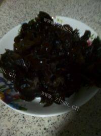 家常菜芹菜木耳炒肉做法图解3)