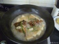 简单易做的鱼头炖豆腐做法图解6)