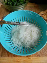 家常菜菠菜拌粉丝做法图解5)