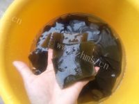 美味海带干排骨汤做法图解7)