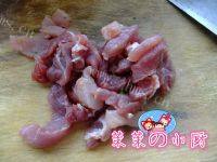 家常菜蒜黄炒肉做法图解4)