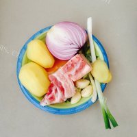 可口的香菇土豆卤肉饭做法图解2)