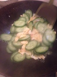 诱人的黄瓜炒鸡蛋做法图解5)