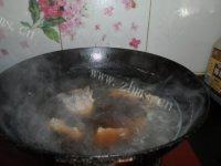 味道不错的排骨炖土豆做法图解4)