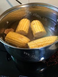 玉米排骨汤做法图解3)
