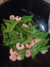 家常菜荷兰豆炒虾仁做法图解4)