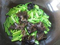 美味的蒜苔木耳炒鸡蛋做法图解5)