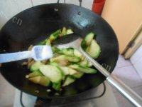 「家有大厨」丝瓜炒肉做法图解6)