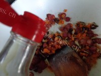 美食香菇腊肠煲仔饭做法图解9)