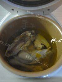 枸杞鸡汤做法图解7)