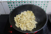 家常菜韭菜炒干豆腐做法图解8)