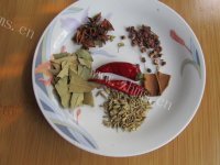 营养丰富的白菜猪肉炖粉条做法图解3)